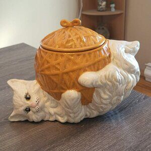 Vintage Ceramic White Persian Kitty Cat Holding Yarn Ball String Yarn Holder Jar